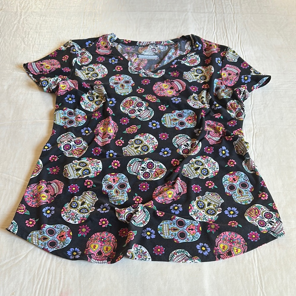 No Boundaries Women's Sugar Skull Print Stretchy Short Sleeve Shirt
